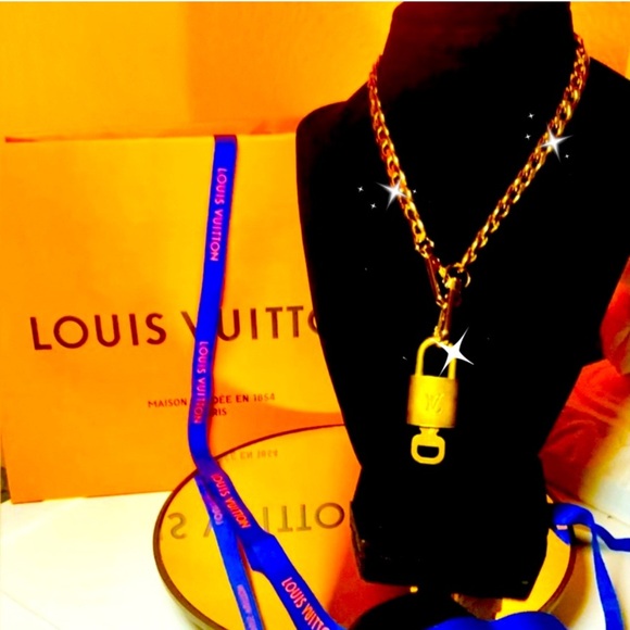 LOUIS VUITTON #307 Lock & Key w/Star, Skeleton Key, & Infinity Symbol Charm. EUC - Picture 1 of 7